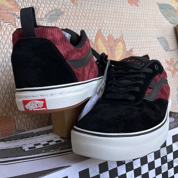 Vans Men’s Kyle Walker
Corduroy Tie-Dye/Black/White
VN0A5JIEX4C
Sneakers - Picture 2 of 16